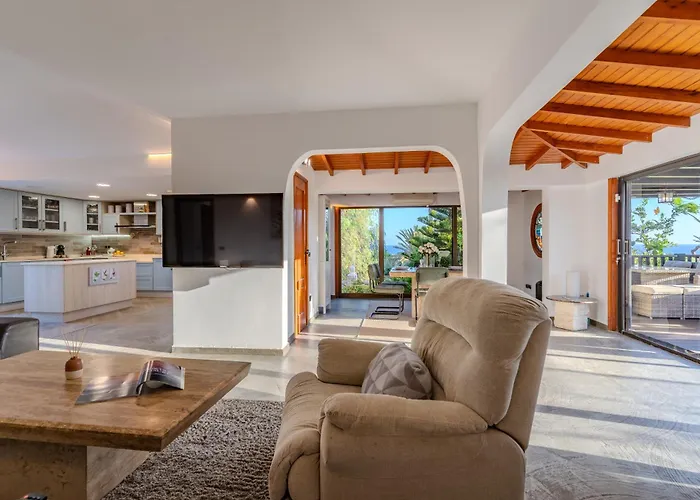 Oceanfront - Amarilla Breeze