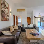 Exclusive Oceanfront With Pool & Golf Views Nyaraló *